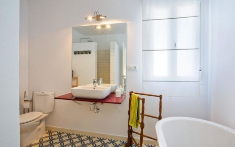 Large bathtub in this bathroom